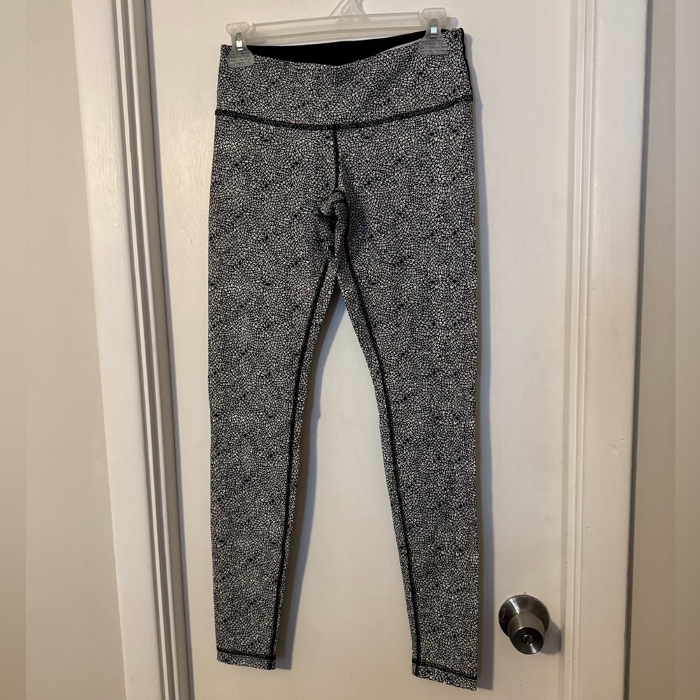 Lululemon Black and White Patterned Leggings size 6
